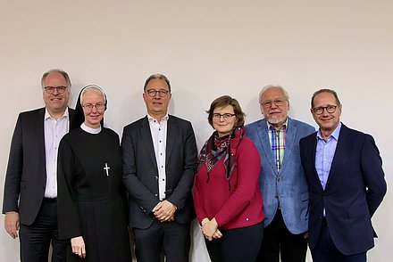 Beirat: v.l.n.r. Volker Lüdemann, Sr. M. Marion, Gregor Wöstmann, Pastorin Bettina Lorenz-Holthusen, Heinz-Jürgen Homuth, Bernhard Bruns Es fehlen Sr. M. Luka, Alfred Lindner